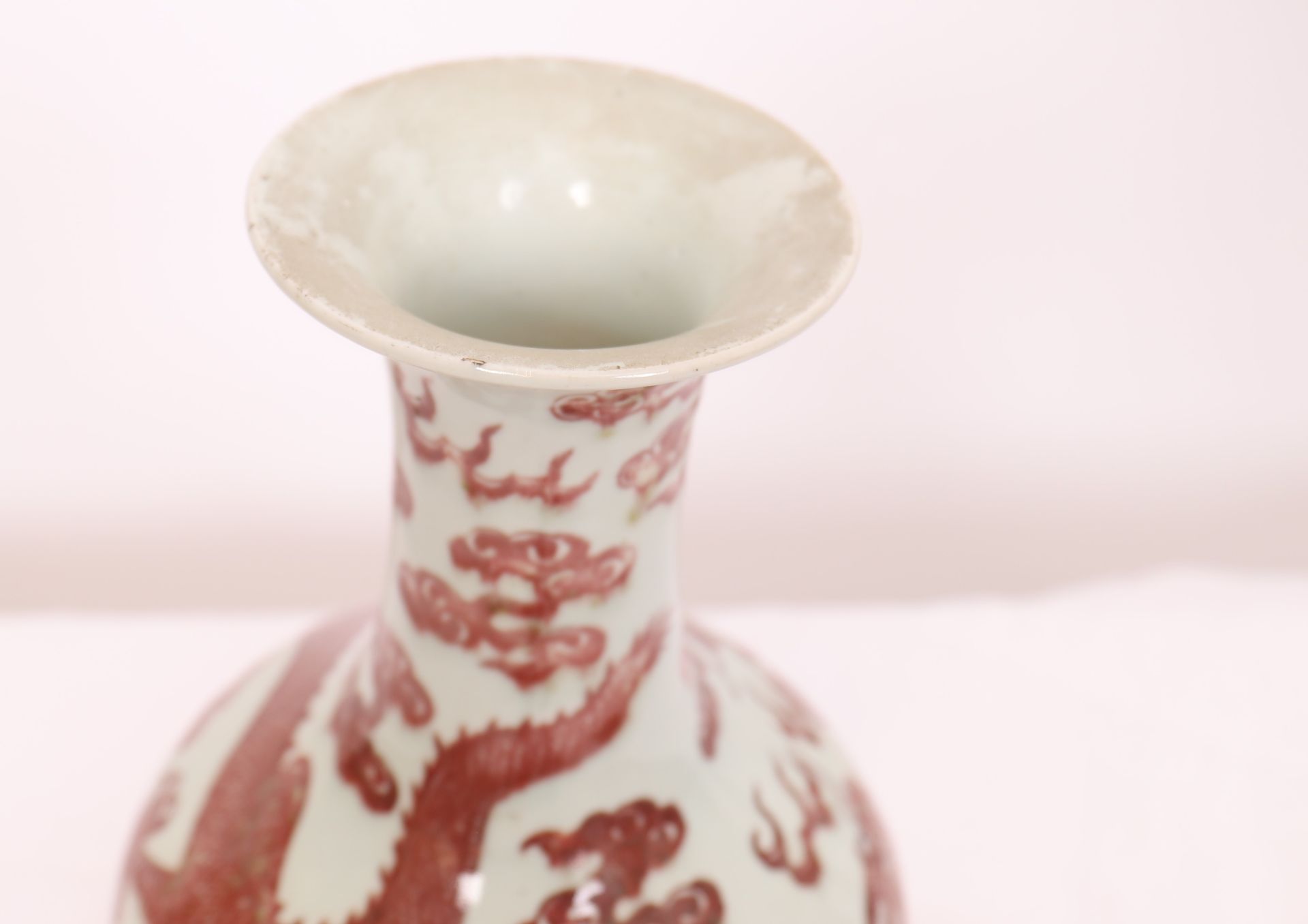 VASE EN PORCELAINE ROUGE DE FER "AUX DRAGONS IMPERIAUX" CHINE QING Vase de forme [...] - Bild 10 aus 11