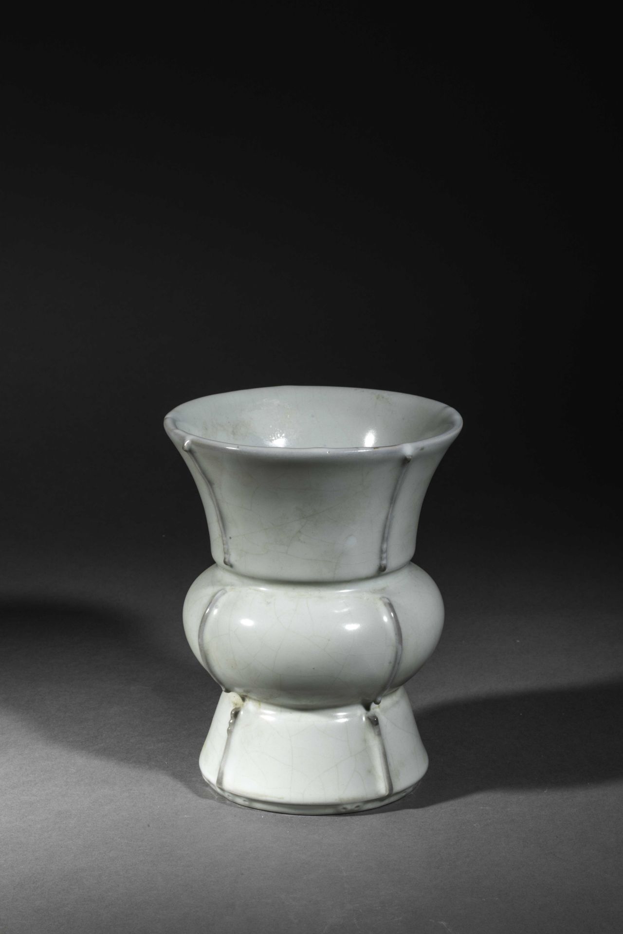 Vase de forme Zun en porcelaine à glaçure céladon bleuté. Chine. Dynastie Qing. [...] - Bild 3 aus 5