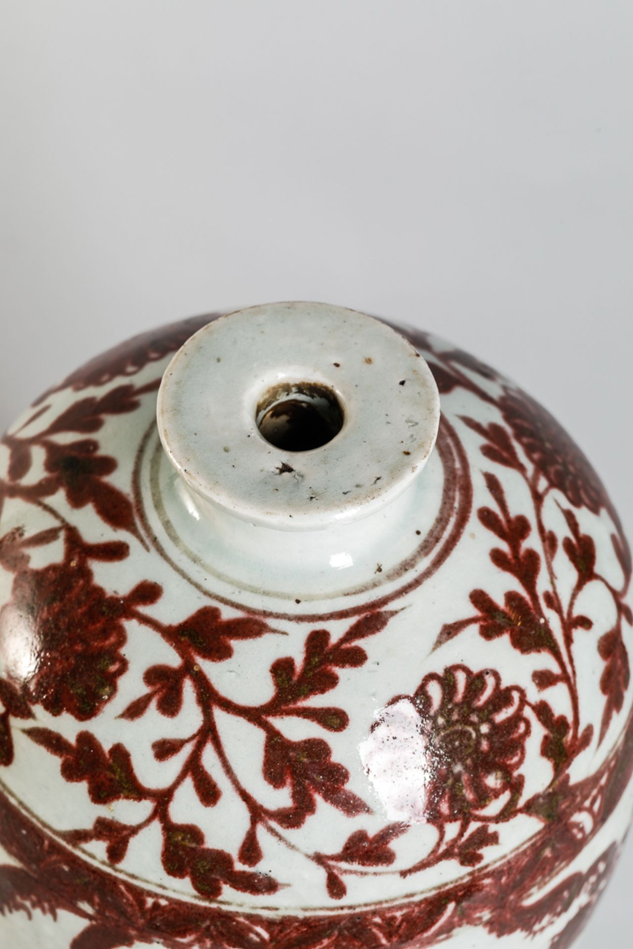 Vase meïping en épaisse porcelaine à décor rouge de fer illustré de scènes de [...] - Bild 3 aus 4
