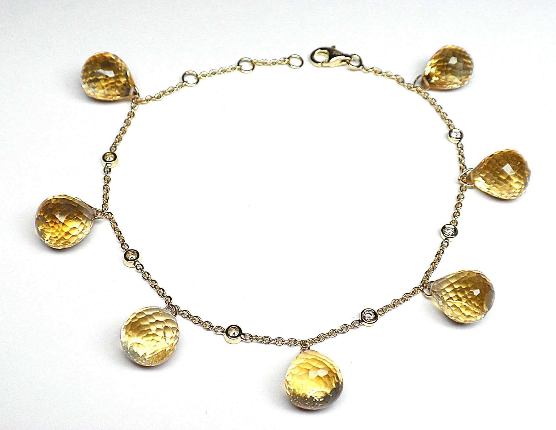 Bracelet or jaune orné de 7 citrines briolétées pour 30 c. env. intercallées de 6 [...]