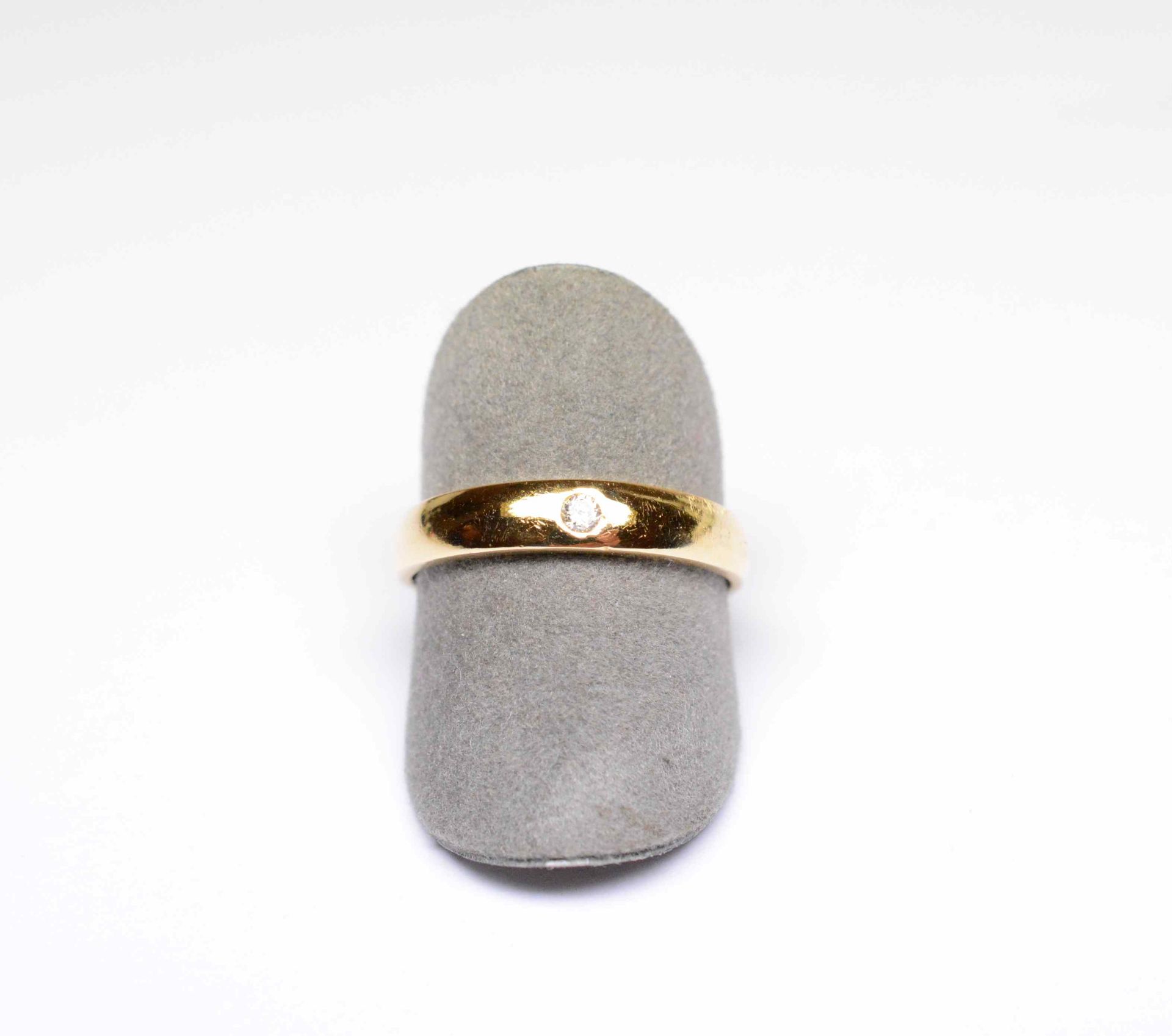 Bague jonc Anglais en or jaune centré d'un diamant rond taille brillant moderne de [...]