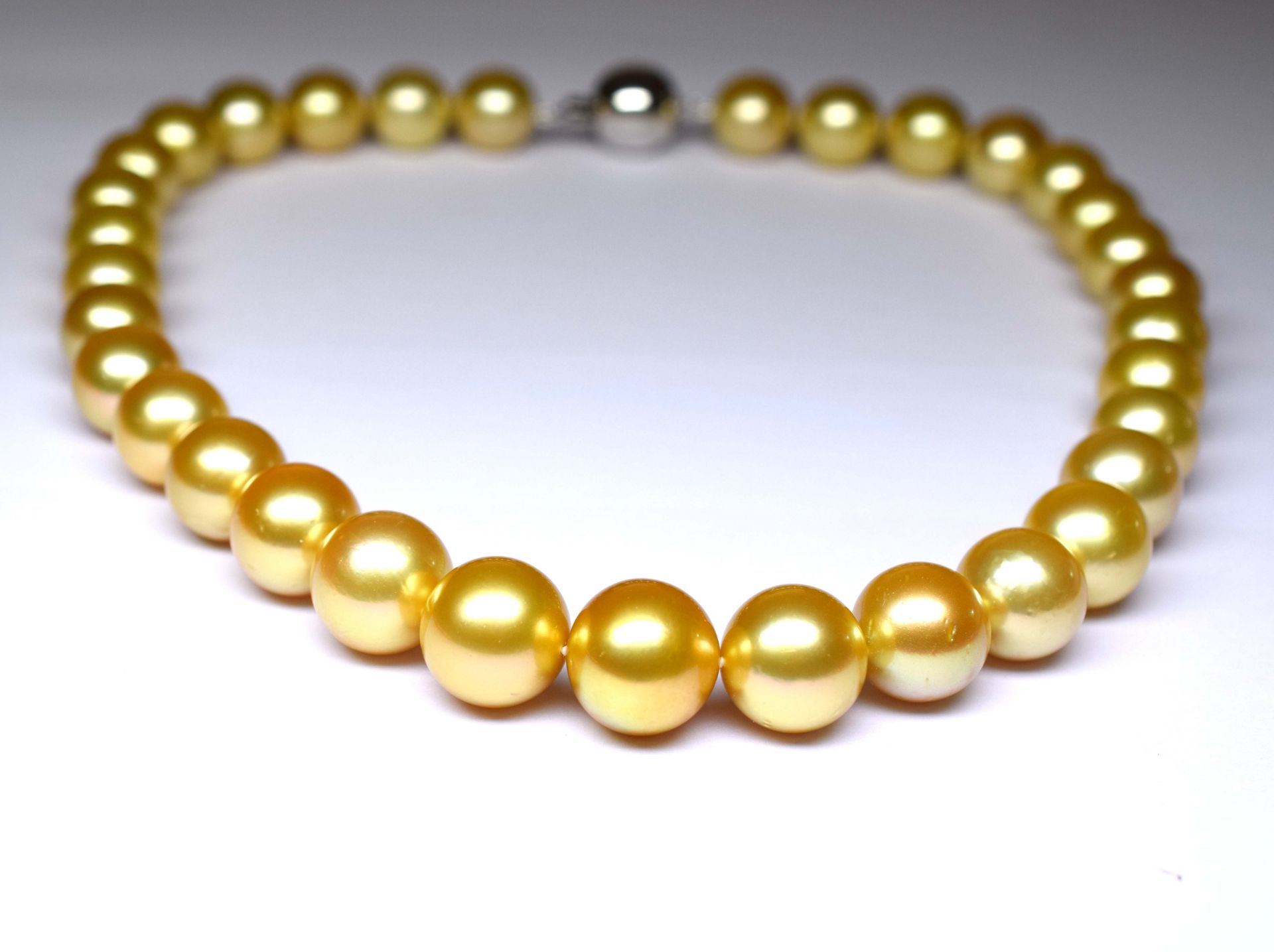 Important collier en perles de couleur Gold 11,5 - 14,5mm. Fermoir or blanc de [...]