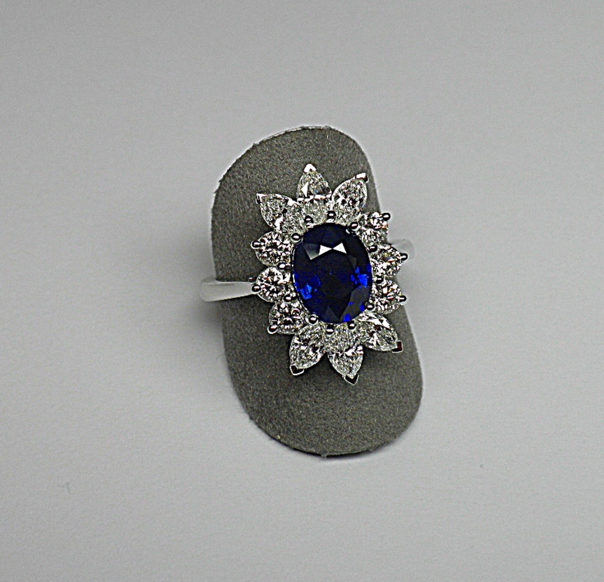 Bague centrée d'un saphir de Ceylan NATUREL de très belle couleur au bleu très [...]