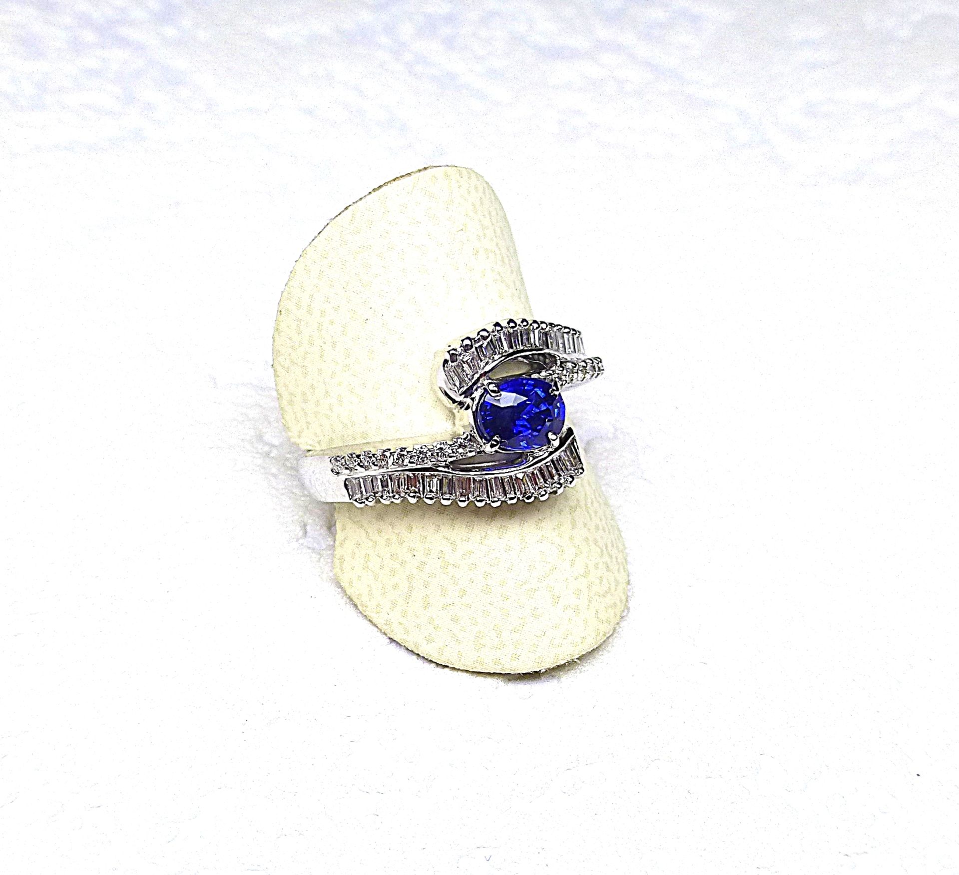 Bague or blanc croisée soutenant un saphir oval de Ceylan de très belle couleur [...]