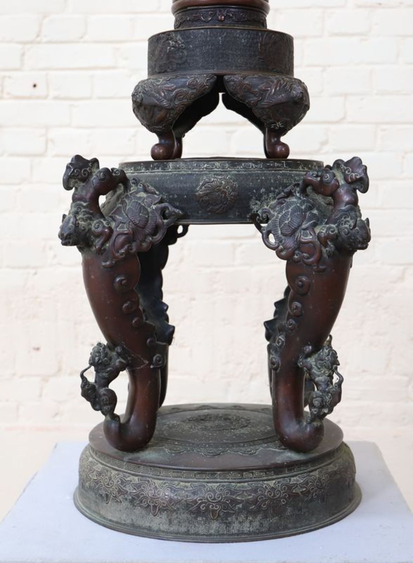 MONUMENTAL BRULE PARFUM JAPON MEIJI En bronze patiné et richement ciselé. Ce [...] - Bild 2 aus 3
