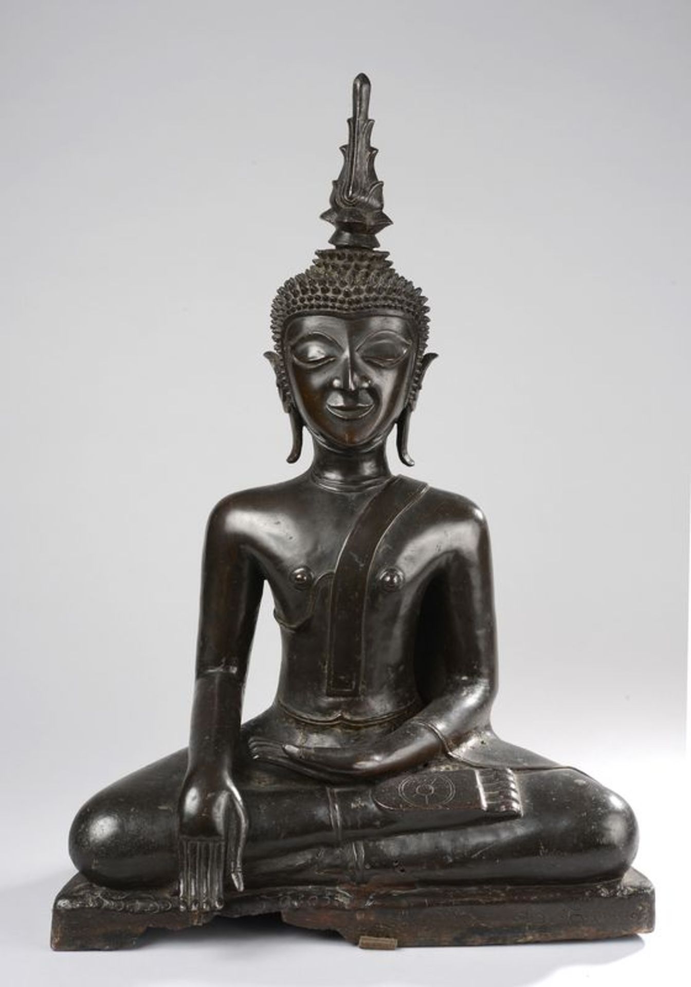 Bouddha Maravijaya assis sur un haut socle en posture dhyanasana les mains en [...]