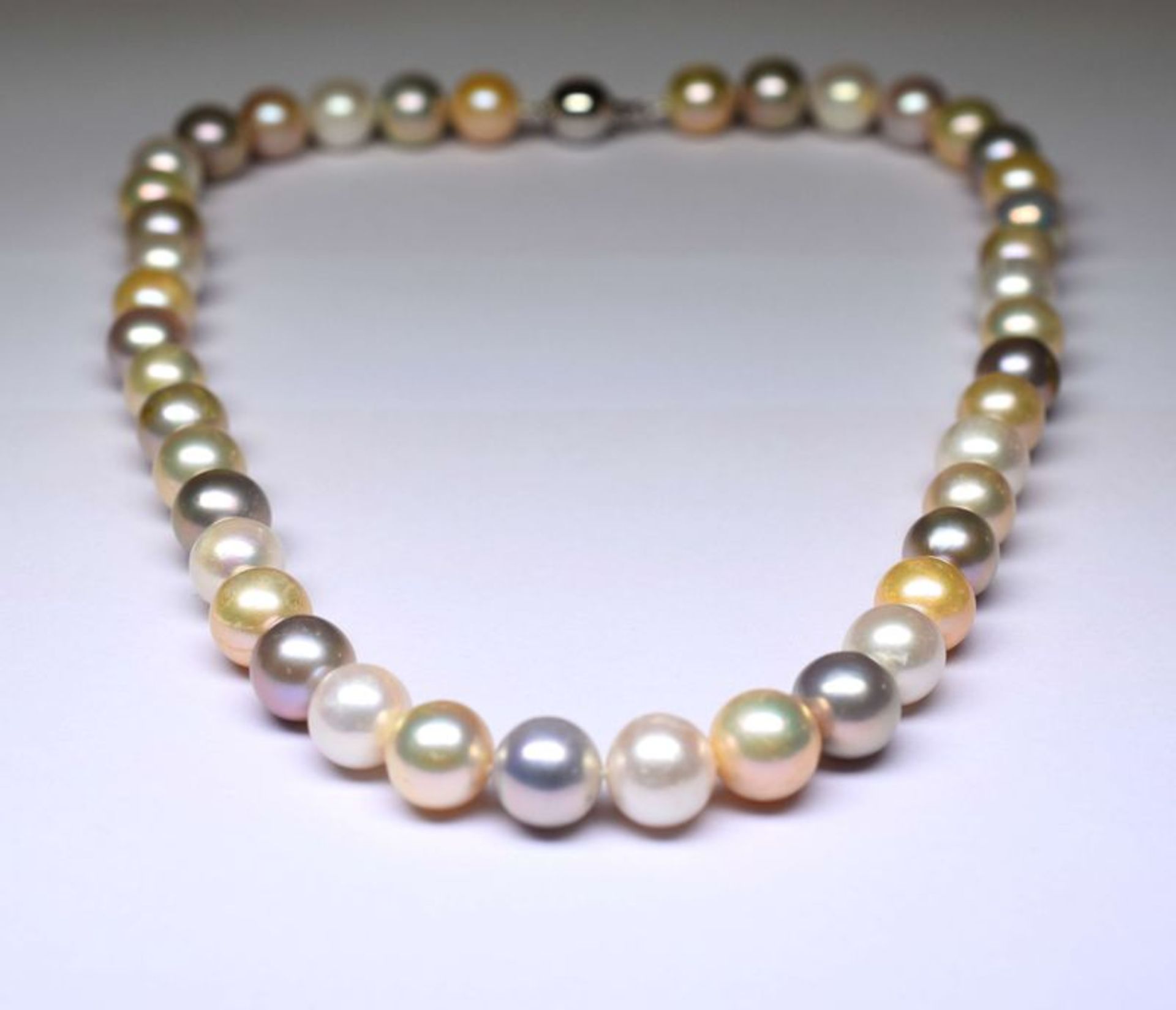 Très important collier perles de culture naturelles diamètre 12-12,5 mm aux [...]
