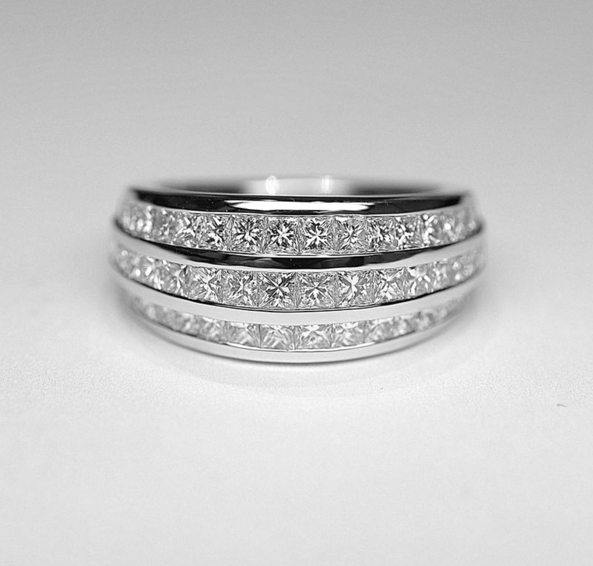 Bague jonc joaillerie or blanc 3 rangs serti rail de 60 diamants carrés (taille [...]