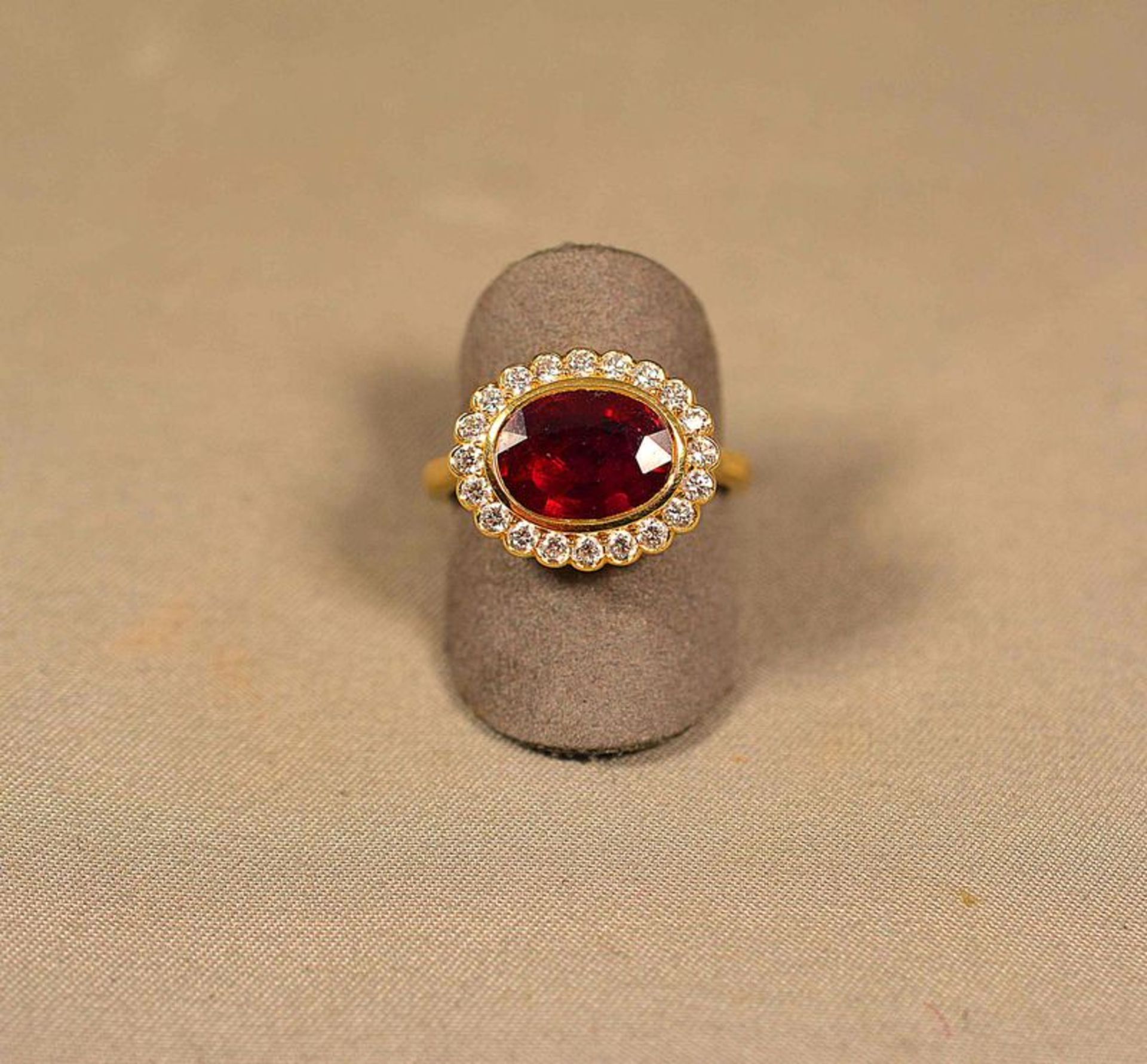 Belle bague or jaune classique sertie d'un rubis traité pour 3,5 c. env. souligné [...]