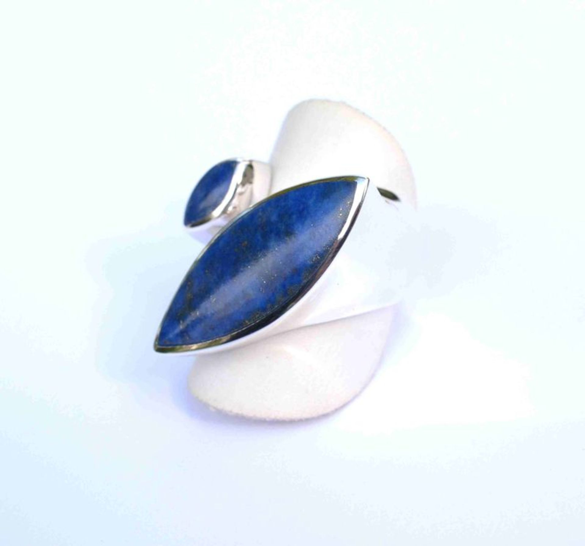 Bague argent massif "vous et moi" forme moderne soutenant en clos 2 lapis lazuli au [...]