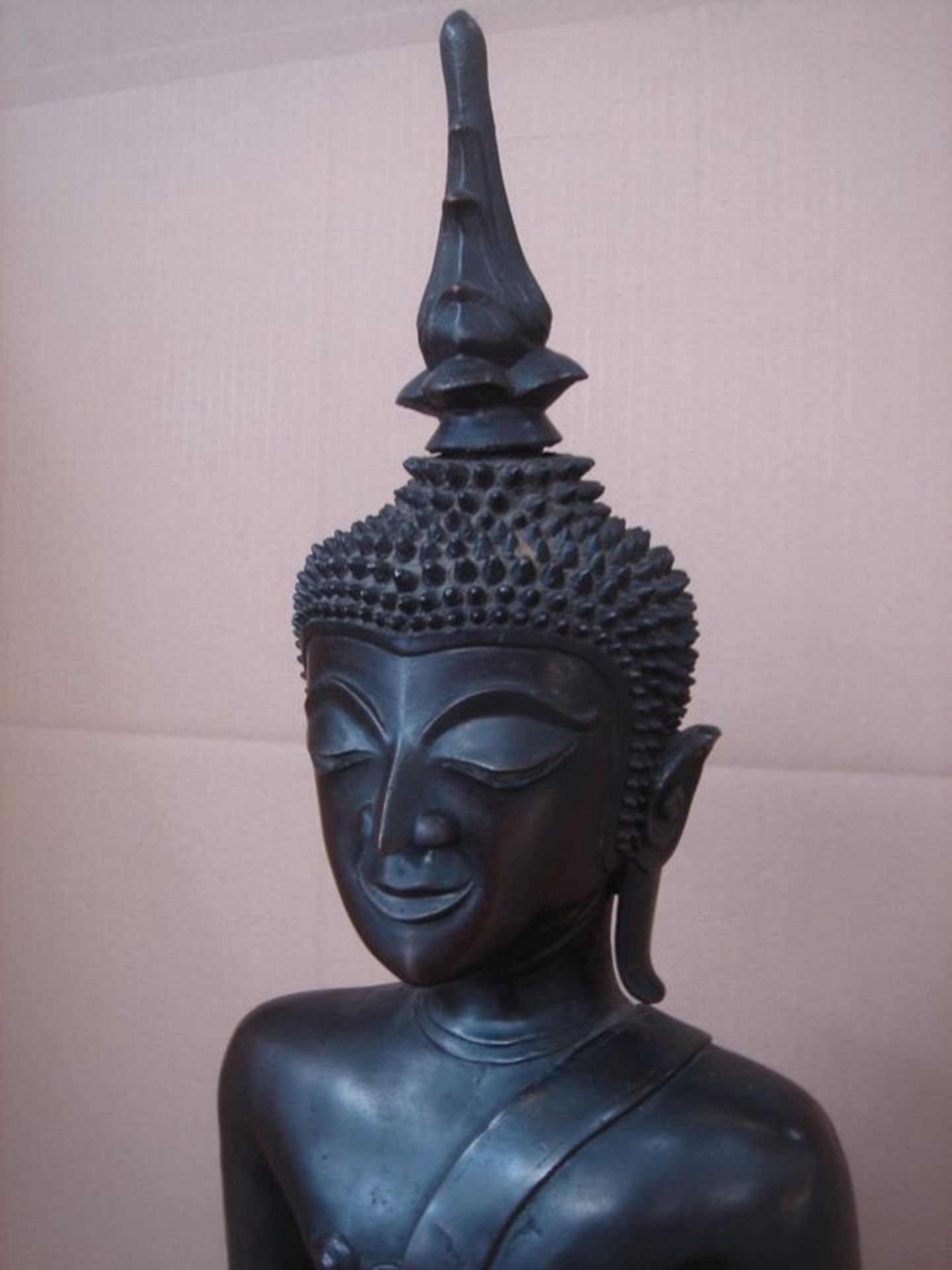 Bouddha Maravijaya assis sur un haut socle en posture dhyanasana les mains en [...] - Bild 2 aus 6