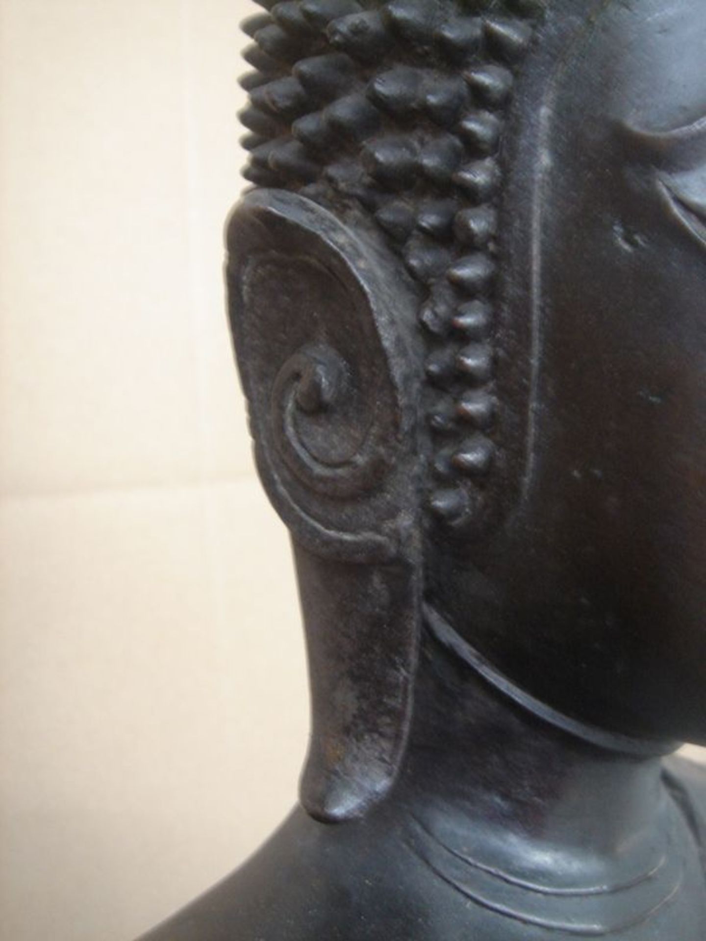 Bouddha Maravijaya assis sur un haut socle en posture dhyanasana les mains en [...] - Bild 3 aus 6
