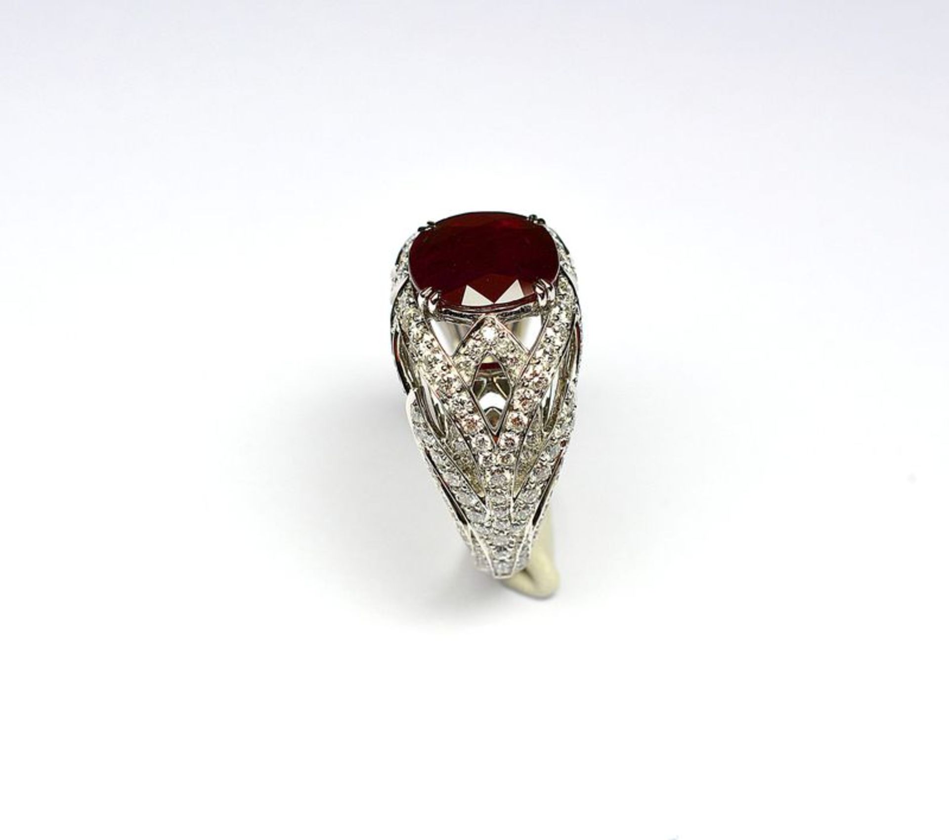 Bague or blanc centrée d'un rubis oval NATUREL BIRMAN au rouge profond pesant 4,05 [...]