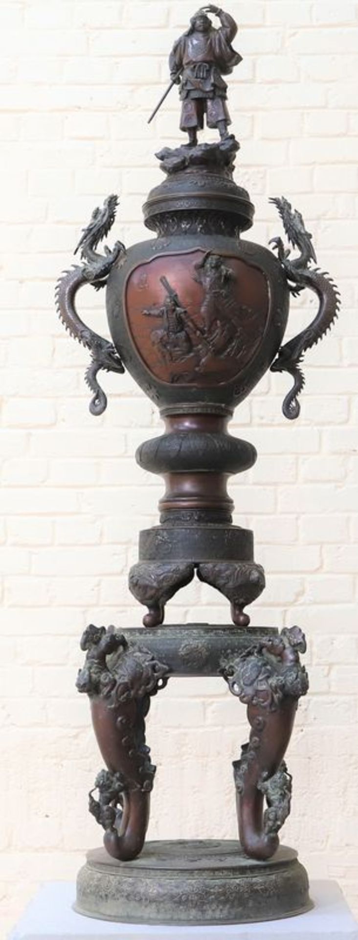 MONUMENTAL BRULE PARFUM JAPON MEIJI En bronze patiné et richement ciselé. Ce [...]