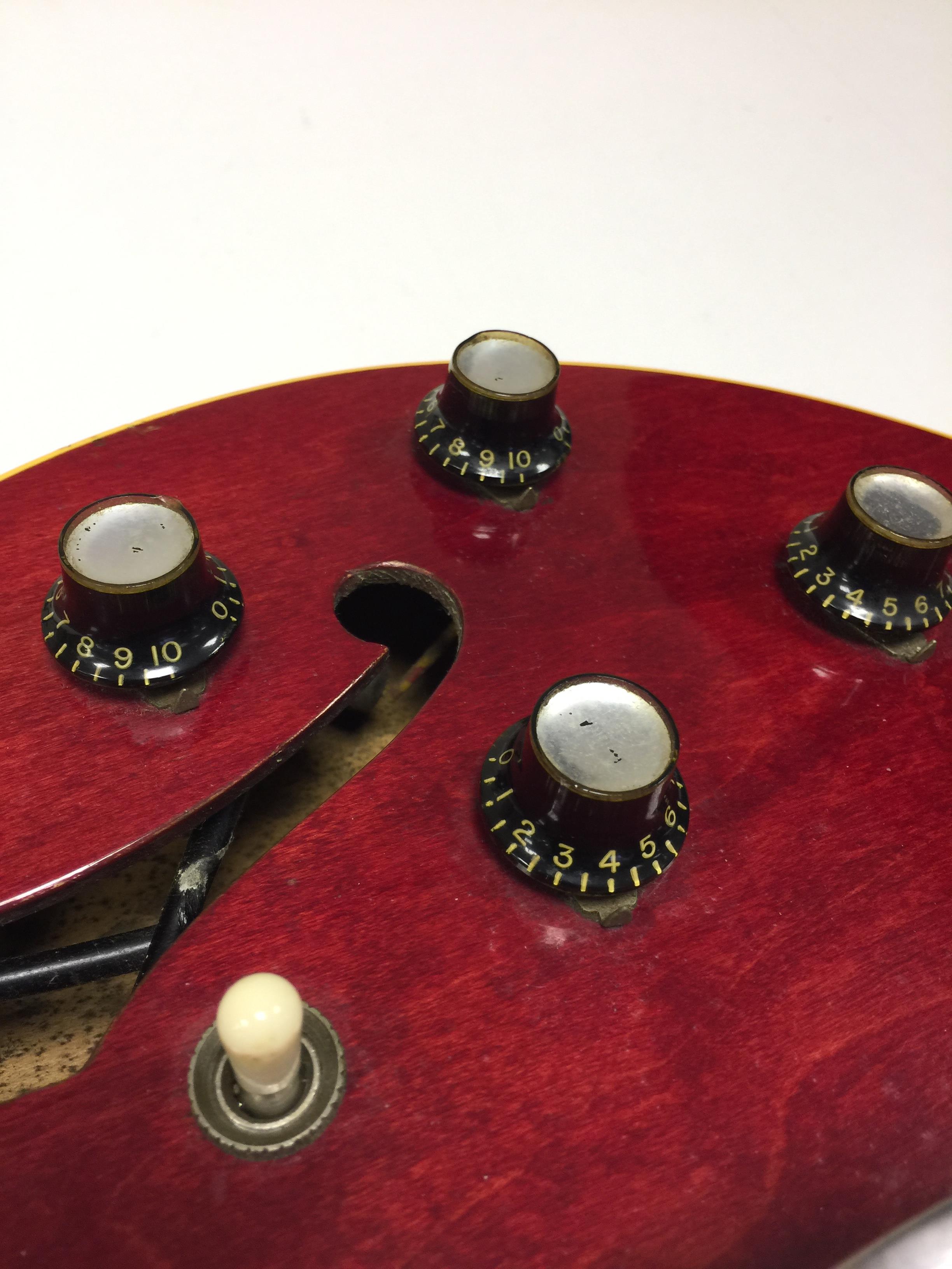 1963 GIBSON 335 CHERRY RED ELECTRIC GUITAR. - Image 4 of 20