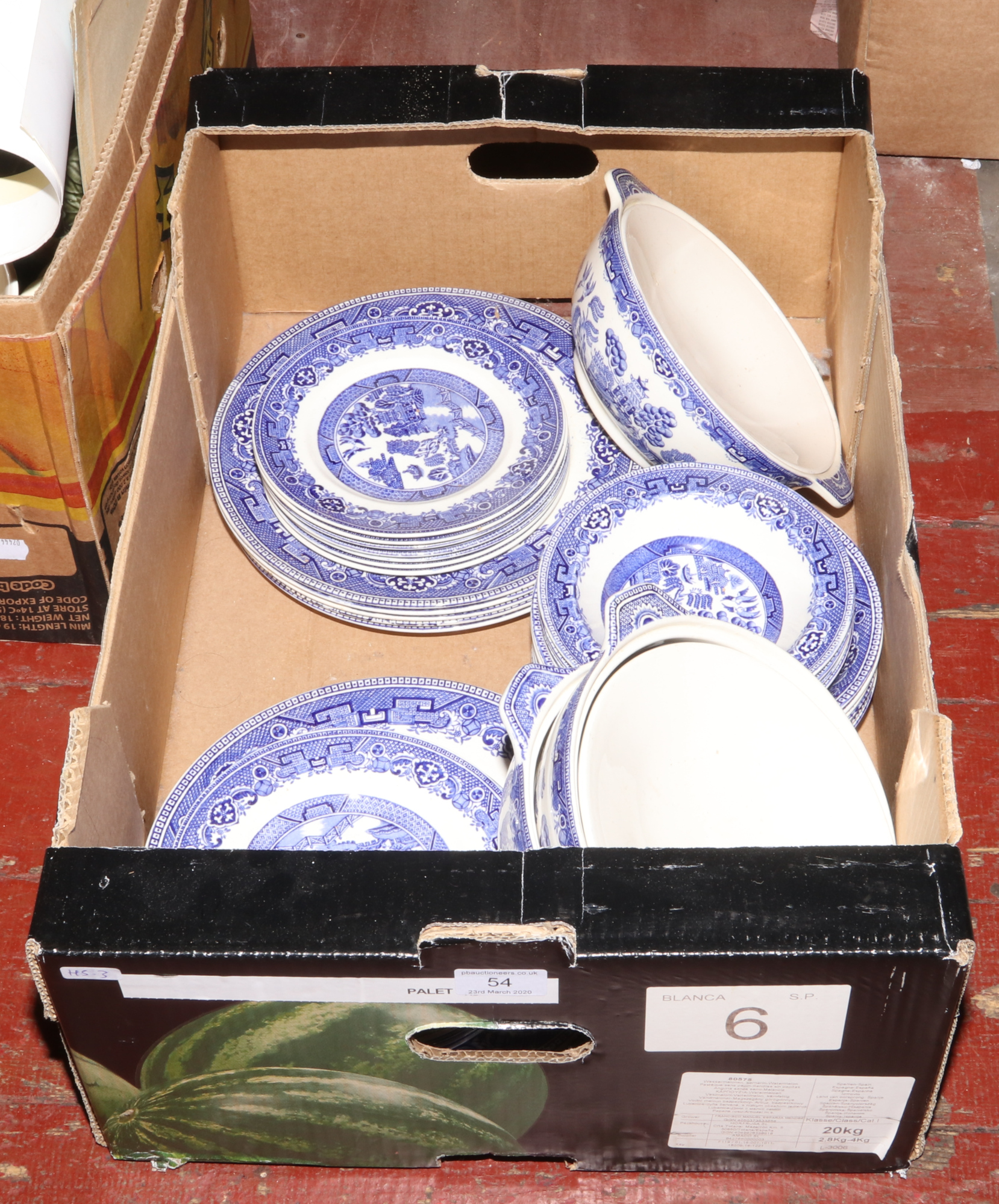 A box of Alfred Meakin blue and white Old Willow pattern tea / dinnerwares, approximately 35 pieces.