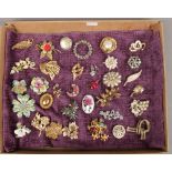 A tray of 34 costume jewellery brooches.