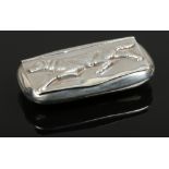 A sterling silver snuff box. Decorated in relief to the hinged cover with a gun dog.