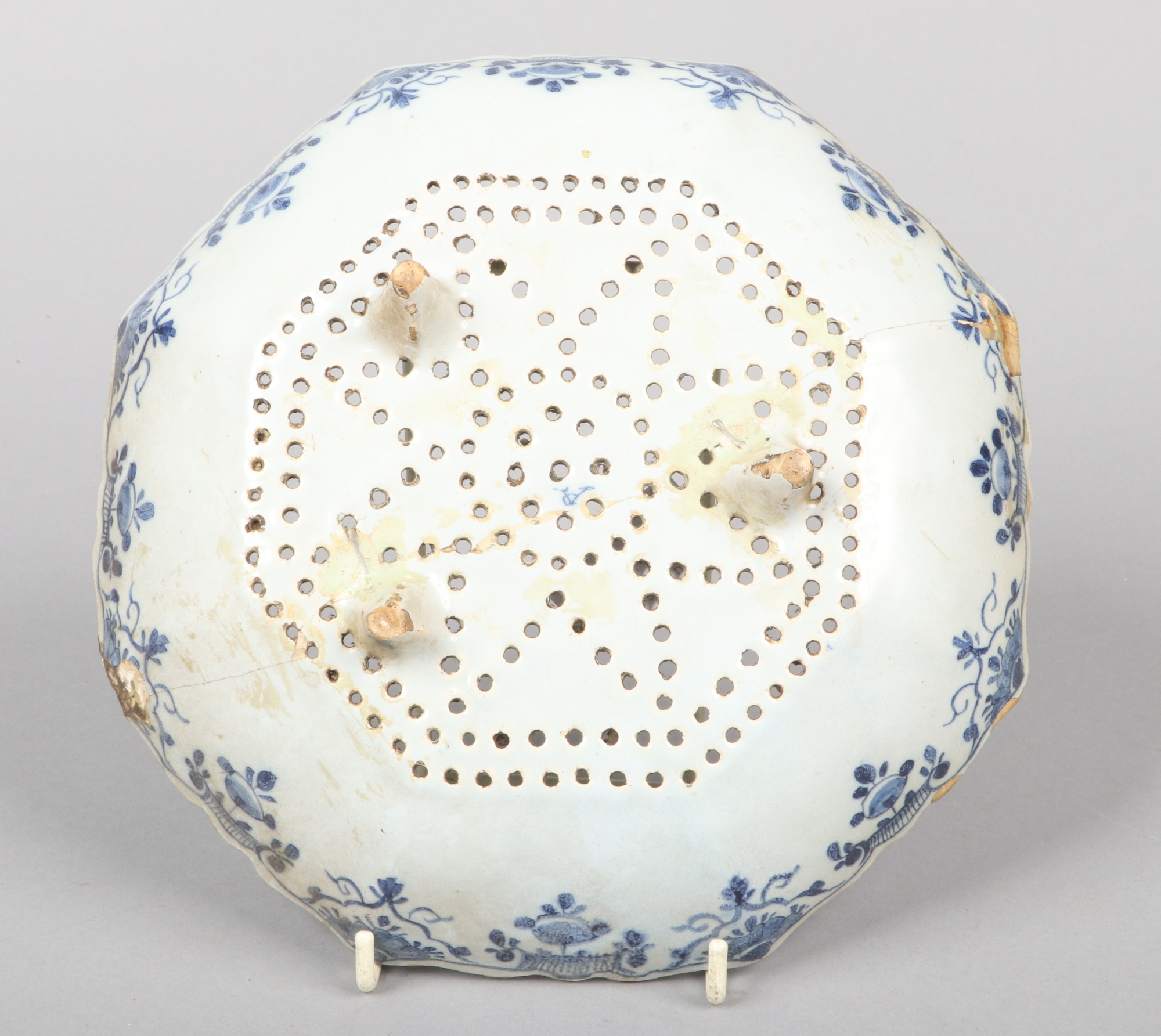 A 19th century Dutch delft blue and white cress drainer of scalloped octagonal form. Painted with - Image 2 of 2