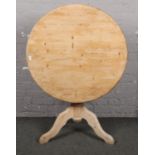 A pine centre pedestal circular kitchen table, 90cm diameter.