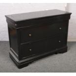 A painted chest of three drawers. (81cm x 110cm x 46cm).