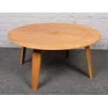 A modern circular wooden coffee table. (Diameter 87cm).