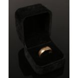 A 9 ct wedding band (size Q)