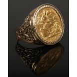 A 9 ct 1914 half sovereign ring, size M, 9g