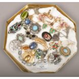 A tray of vintage costume jewellery including assorted brooches.