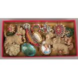 A tray of vintage costume brooches and pendants, two brooches formed as Scottie dogs.