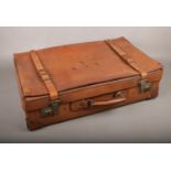 A vintage good quality leather suitcase. (67cm x 17.5cm x 40cm).