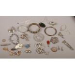 A tray of silver and white metal jewellery and collectables. Including pheasants foot brooch,