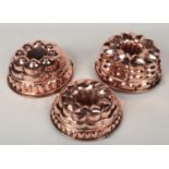 Three 19th century copper bundt moulds. Largest 28.5cm diameter. Good condition.
