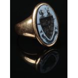 A gentleman's 18 carat gold seal ring. With carved hardstone armorial crest having Latin inscription