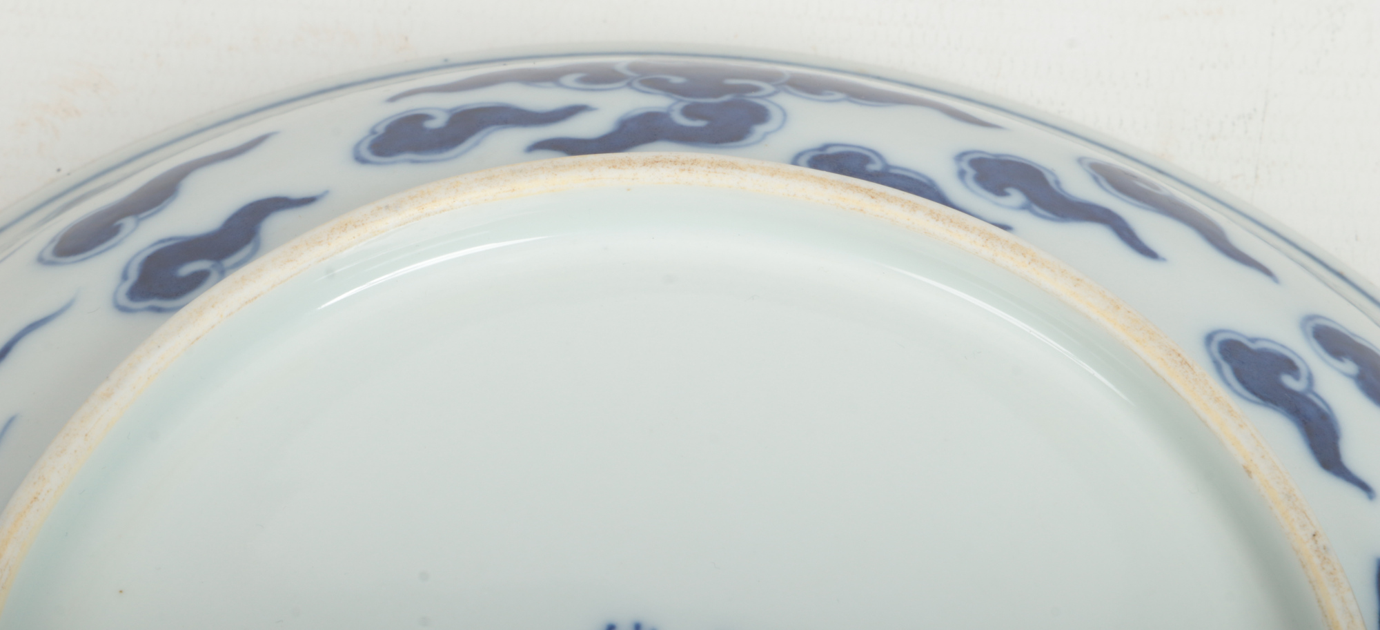 A Chinese Kangxi (1662-1722) blue and white Phoenix dish. Painted in underglaze blue with a pair - Image 9 of 9