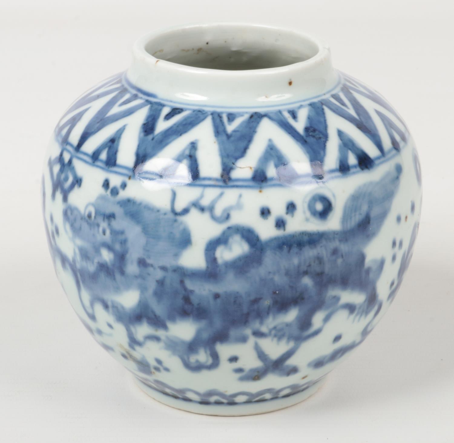 A Chinese Wanli (1573-1619) blue and white jar. Painted in underglaze blue with a continuing