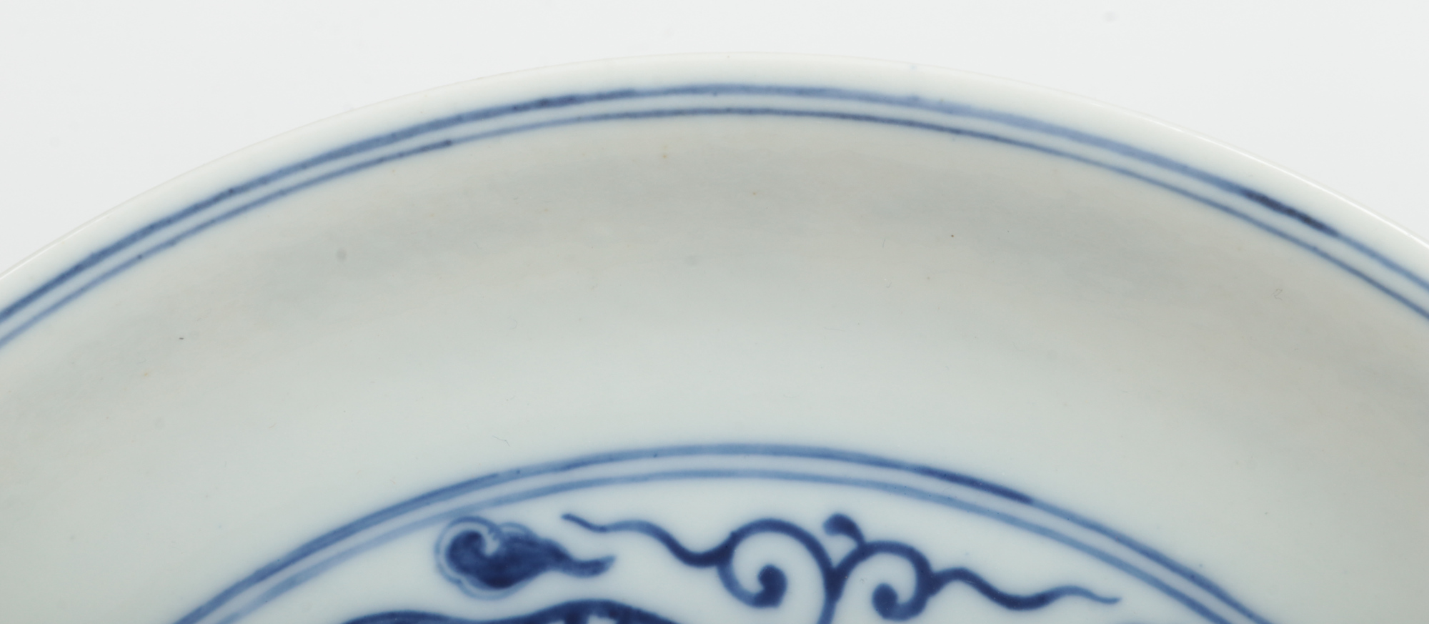 A Chinese Kangxi (1662-1722) blue and white Phoenix dish. Painted in underglaze blue with a pair - Image 4 of 9