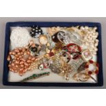 A tray of vintage costume jewellery brooches etc. Including enamelled pieces, simulated pearls and