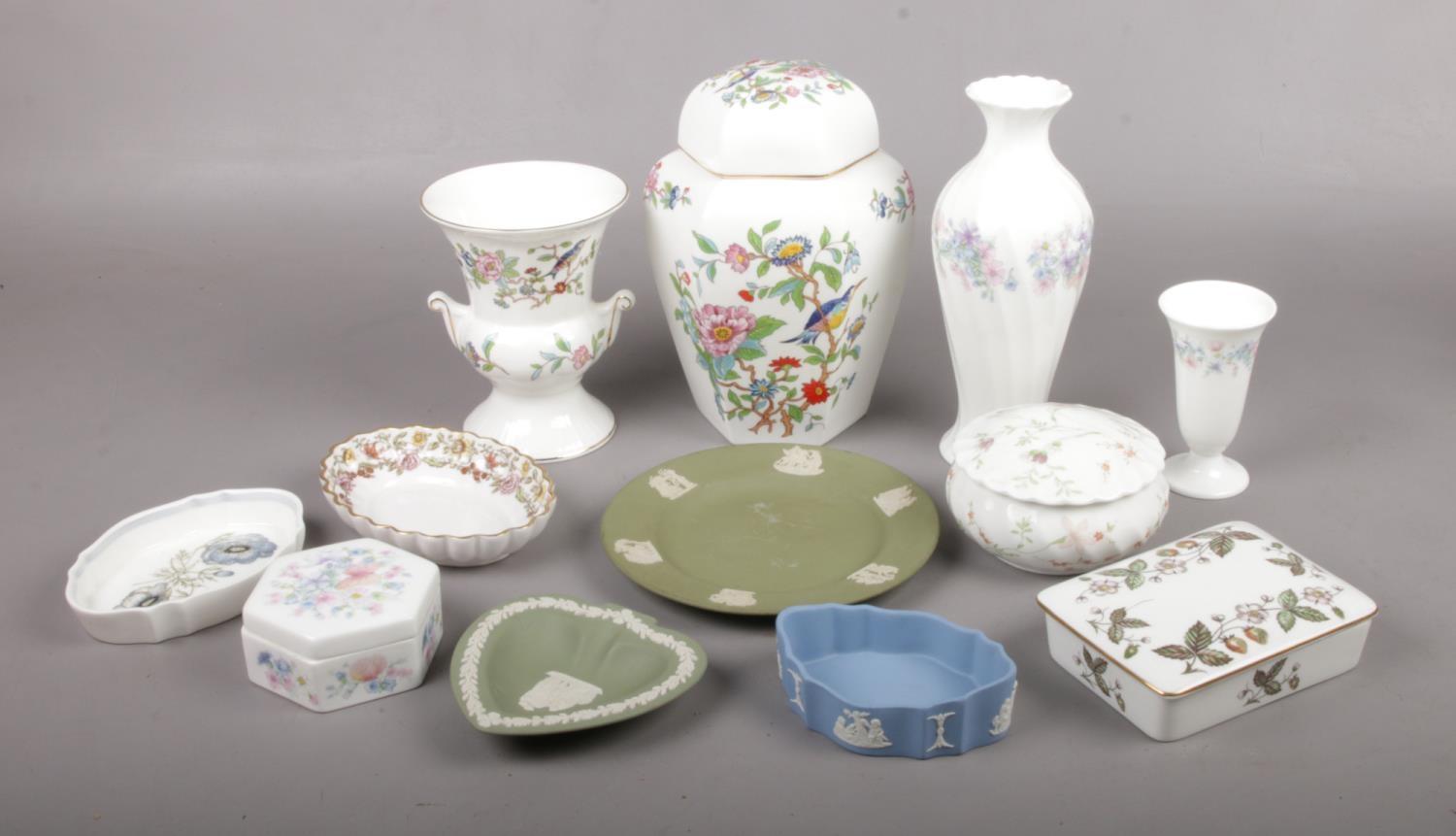 A mixed group of ceramics, to include Wedgwood Strawberry Hill, Aynsley Pembroke, Jasperware etc.