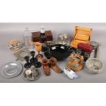 A group lot of collectables to include Guinness ashtray, wooden inkstand, wooden novelty shoes,