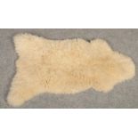 A sheep skin rug. (115cm x 70cm)