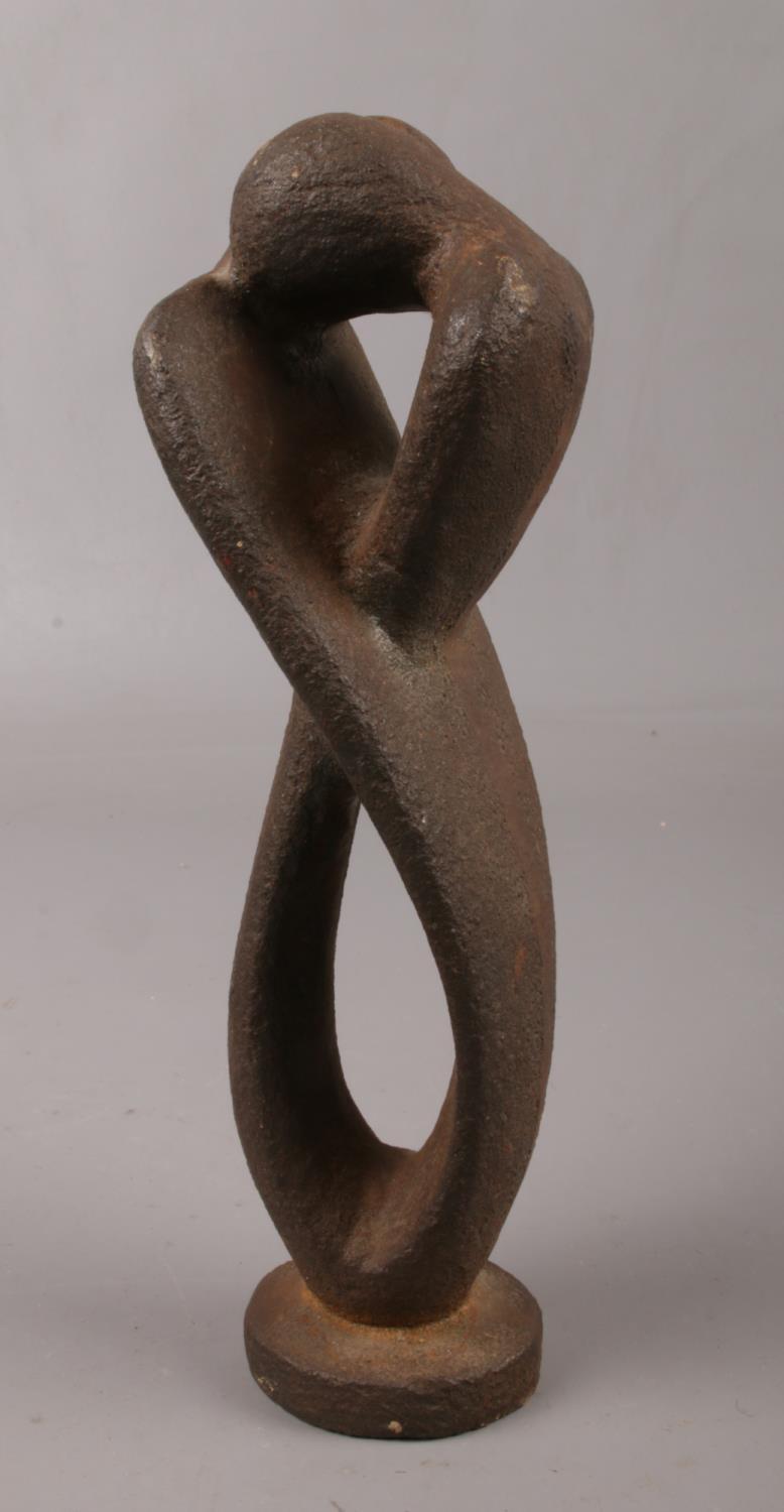 A cast metal modernist figure of a couple. (20cm).