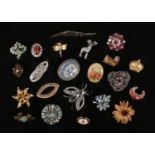 A tray of vintage costume jewellery brooches, white and coloured paste, including one formed as a