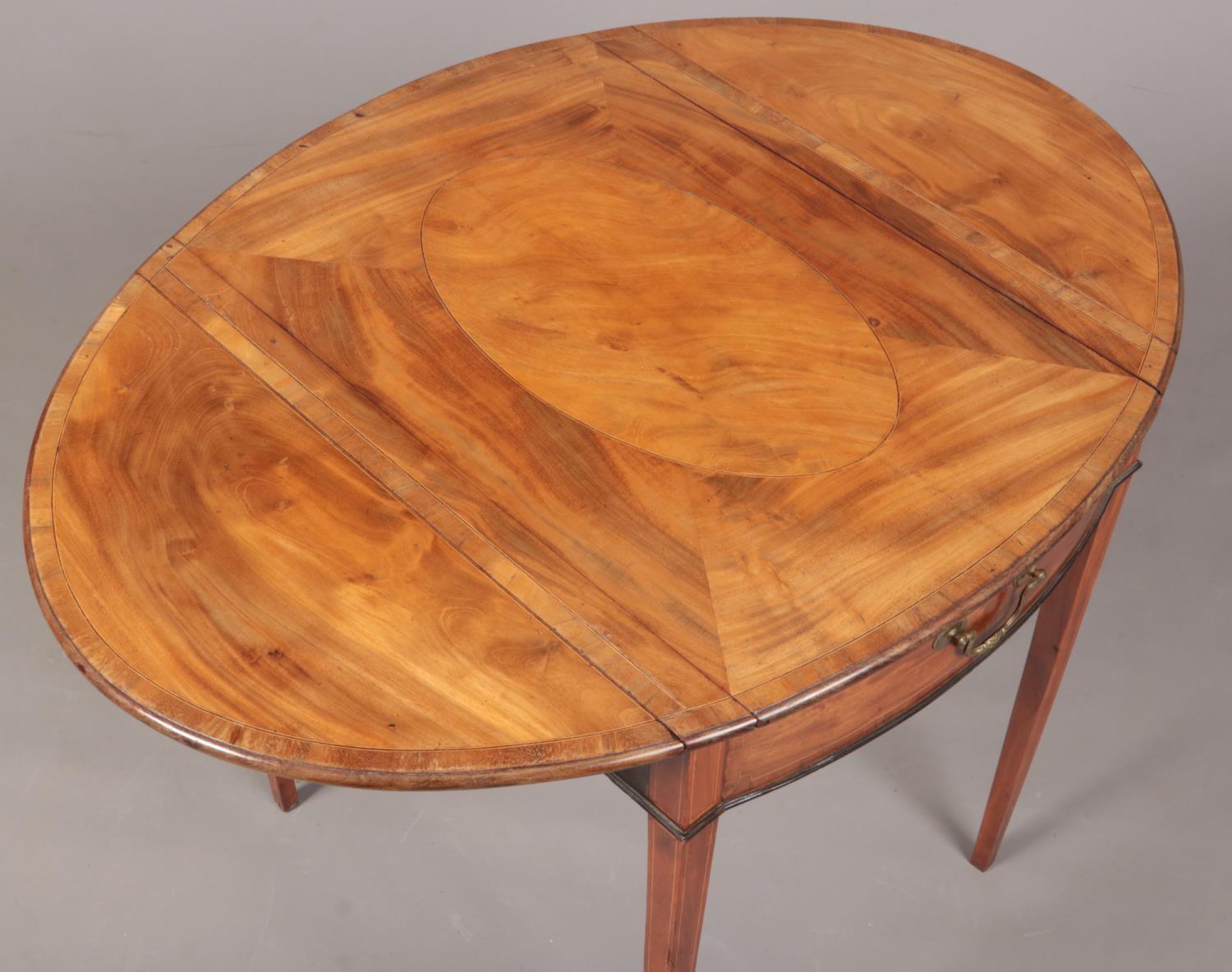 A George III satinwood Pembroke games table. Crossbanded in mahogany, with strung inlay and raised - Image 3 of 5