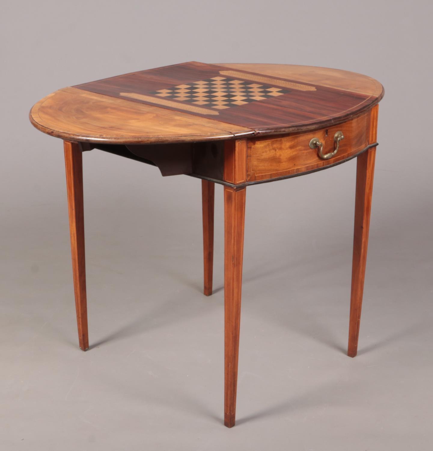 A George III satinwood Pembroke games table. Crossbanded in mahogany, with strung inlay and raised - Image 2 of 5