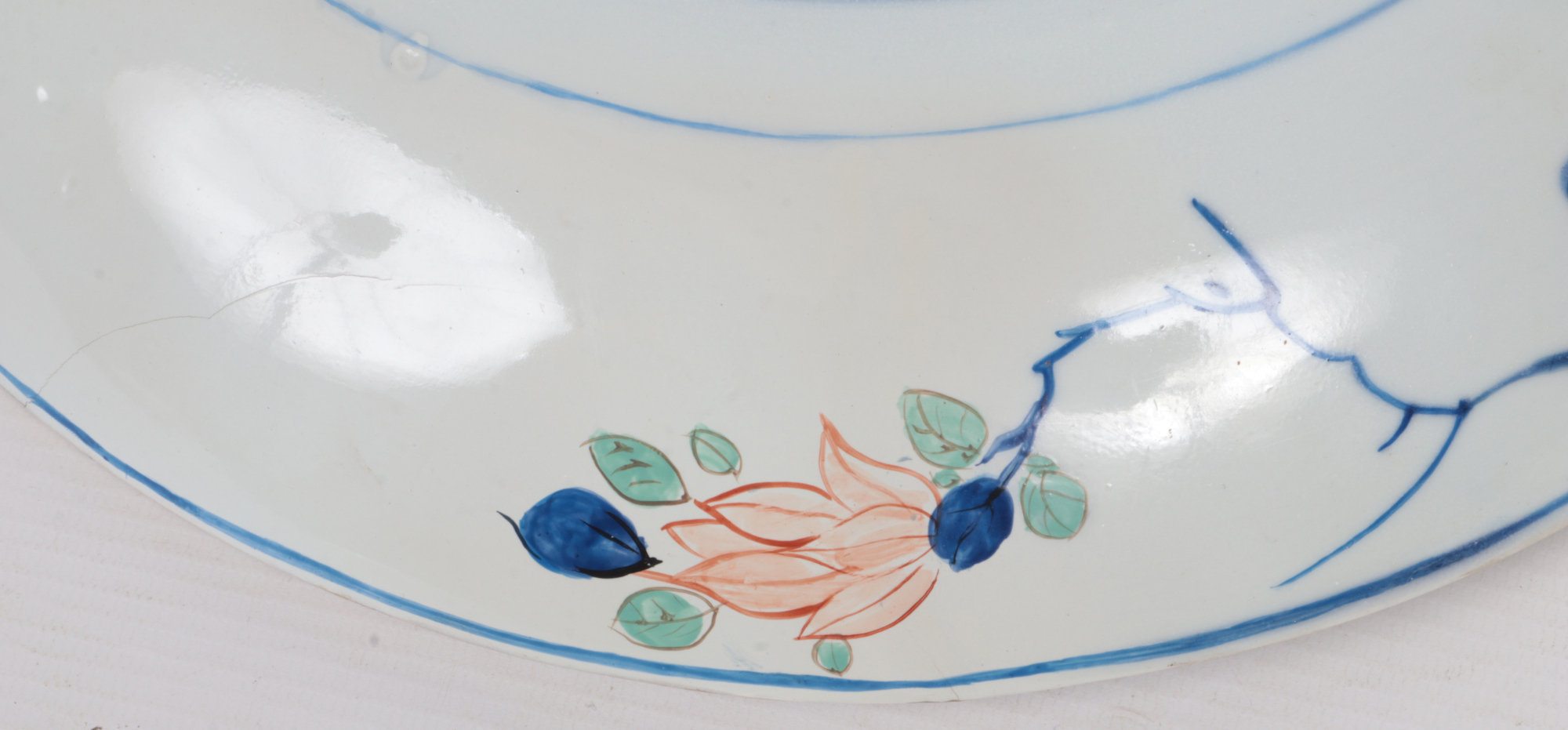 A 19th century Chinese Imari dish. Painted with a brocade pattern incorporating mons and trailing - Image 5 of 7