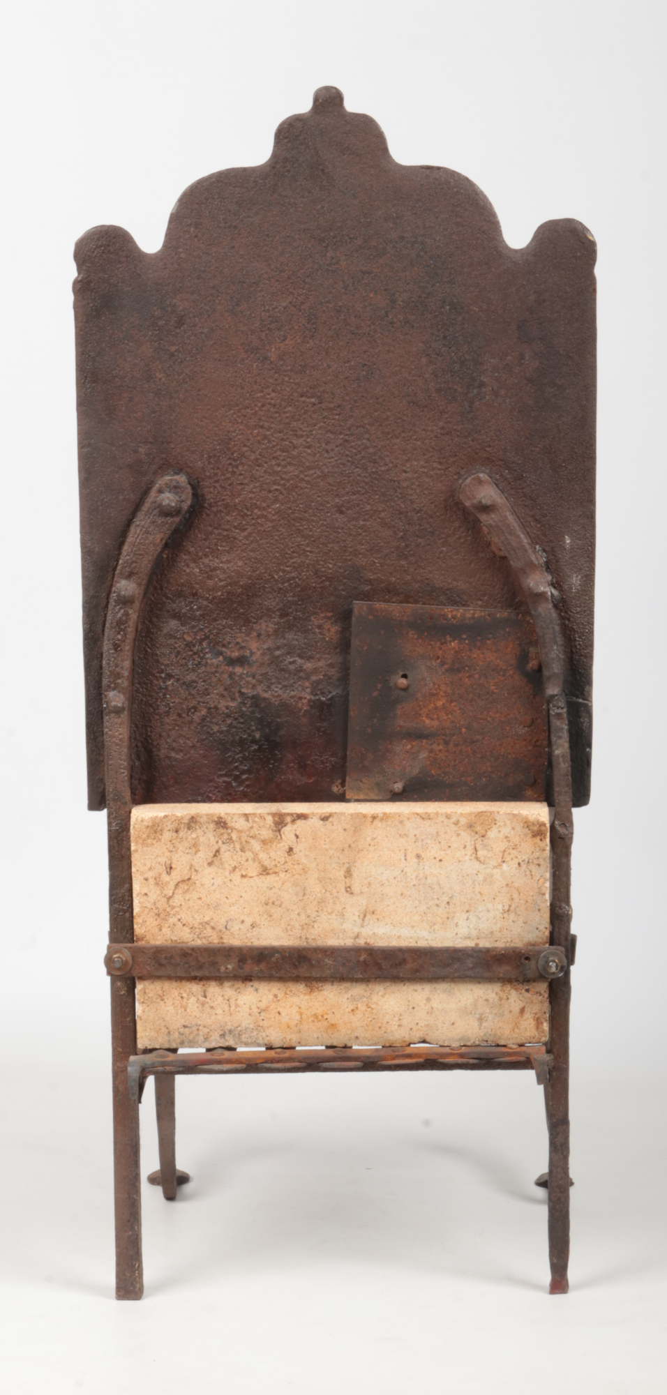 An 18th century wrought iron fire grate. The arch top back decorated in relief with a figure and - Image 6 of 8