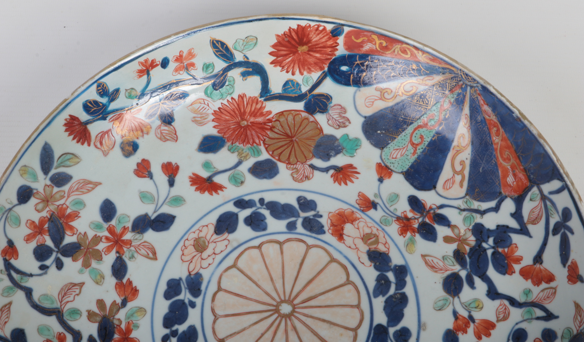 A 19th century Chinese Imari dish. Painted with a brocade pattern incorporating mons and trailing - Image 6 of 7