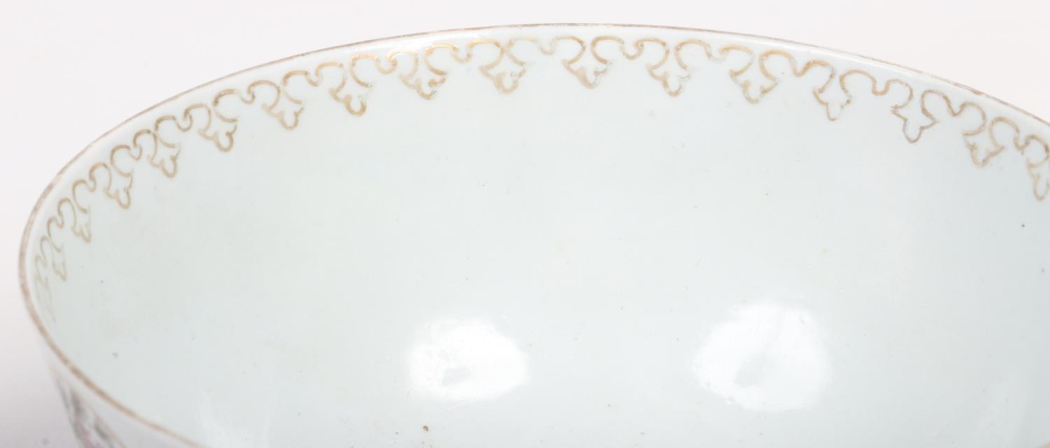 A Worcester bowl. Painted with two landscapes in fluted cartouches, the so called Stag Hunt pattern. - Image 4 of 4