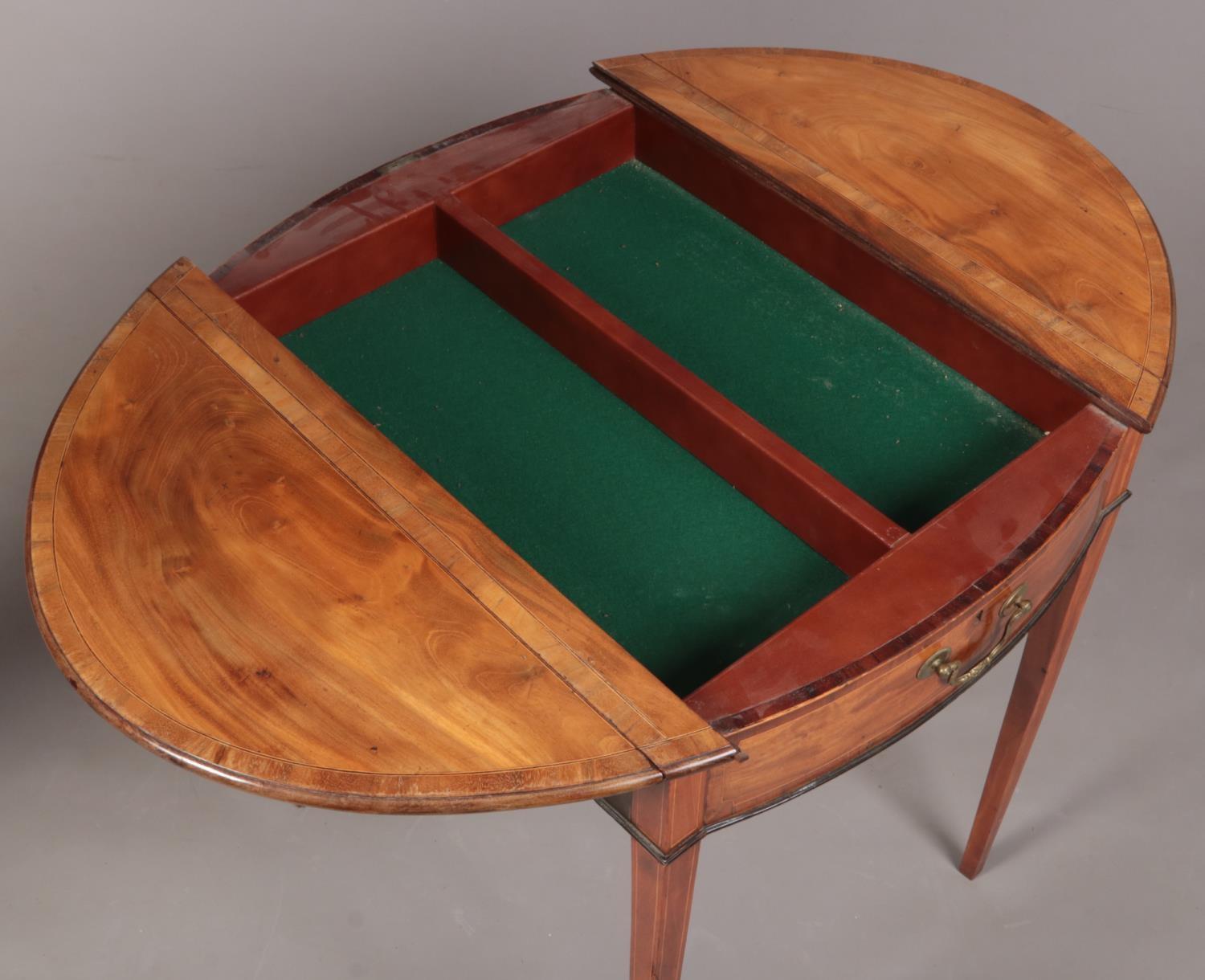 A George III satinwood Pembroke games table. Crossbanded in mahogany, with strung inlay and raised - Image 5 of 5